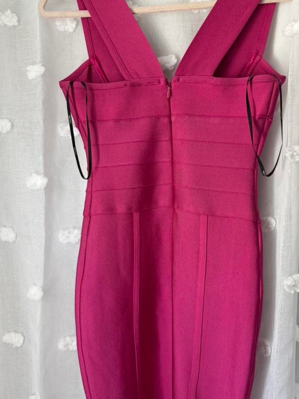Limited Edition Hervé Léger x Forever 21
Hot Pink Bandage V-Neck Bodycon Dress - Picture 4 of 5